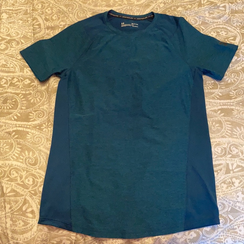 Like new! Under Amour athletic shirt, fitted - Picture 2 of 7